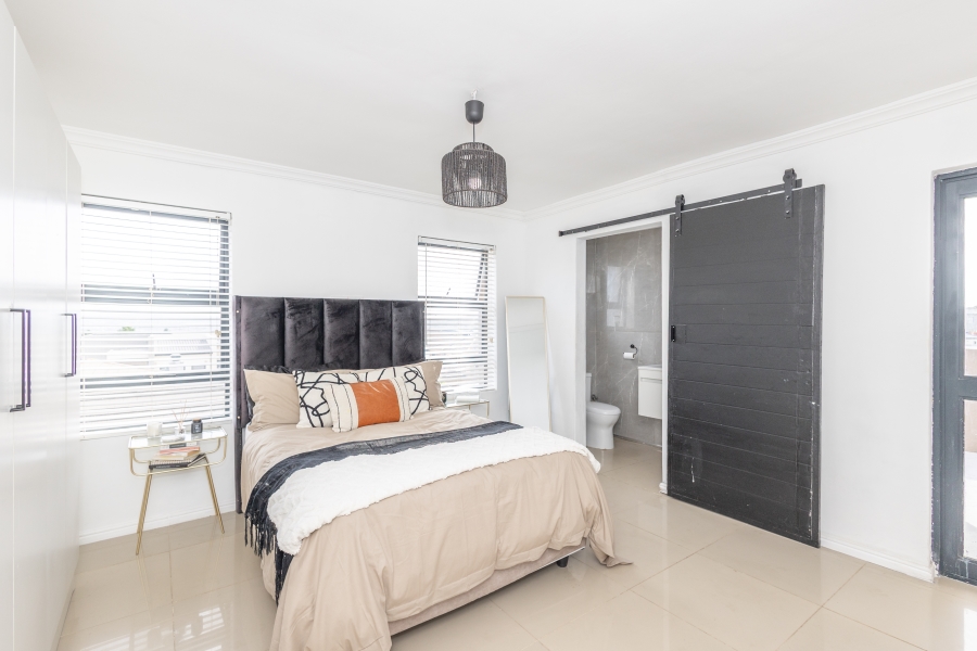6 Bedroom Property for Sale in Jakarandas Western Cape